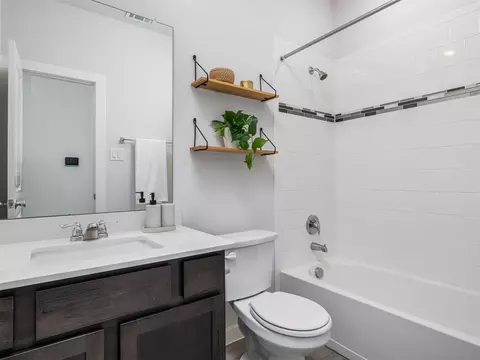 Bath - 606 Spinnaker Loop, Kyle, TX 78640 photo 3 of 4