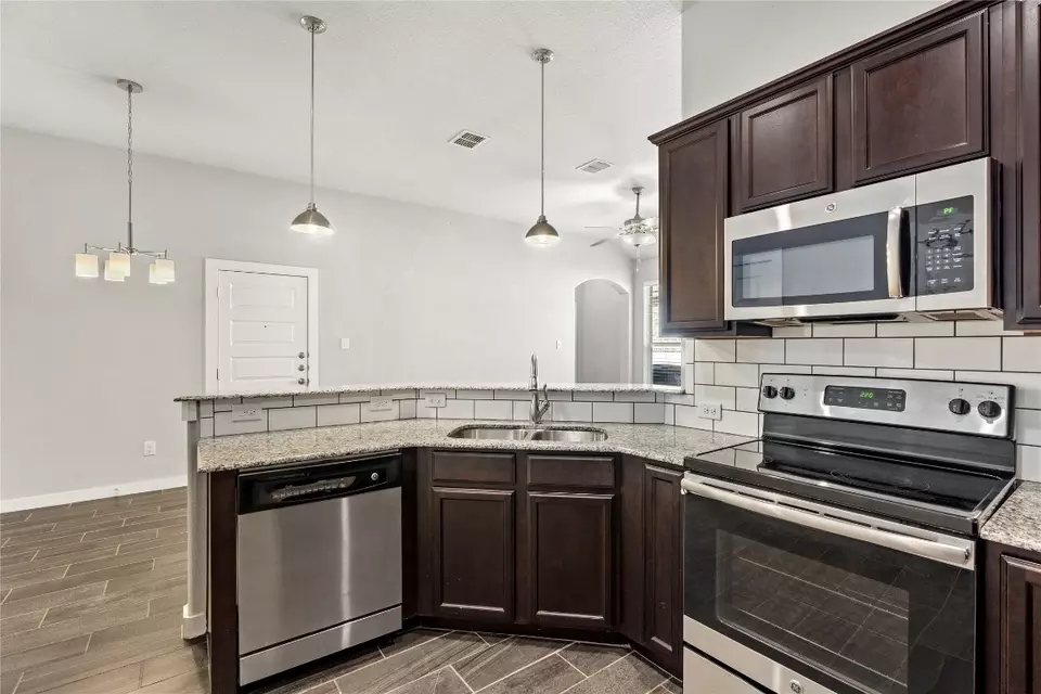 Kitchen - 334-338 Creekside Curve Curv, New Braunfels, TX 78130 photo 5 of 5