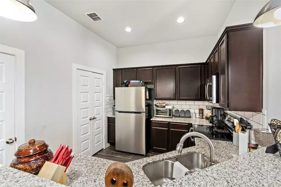 Kitchen - 334-338 Creekside Curve Curv, New Braunfels, TX 78130 photo 2 of 5