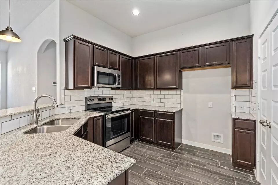Kitchen - 334-338 Creekside Curve Curv, New Braunfels, TX 78130 photo 3 of 5