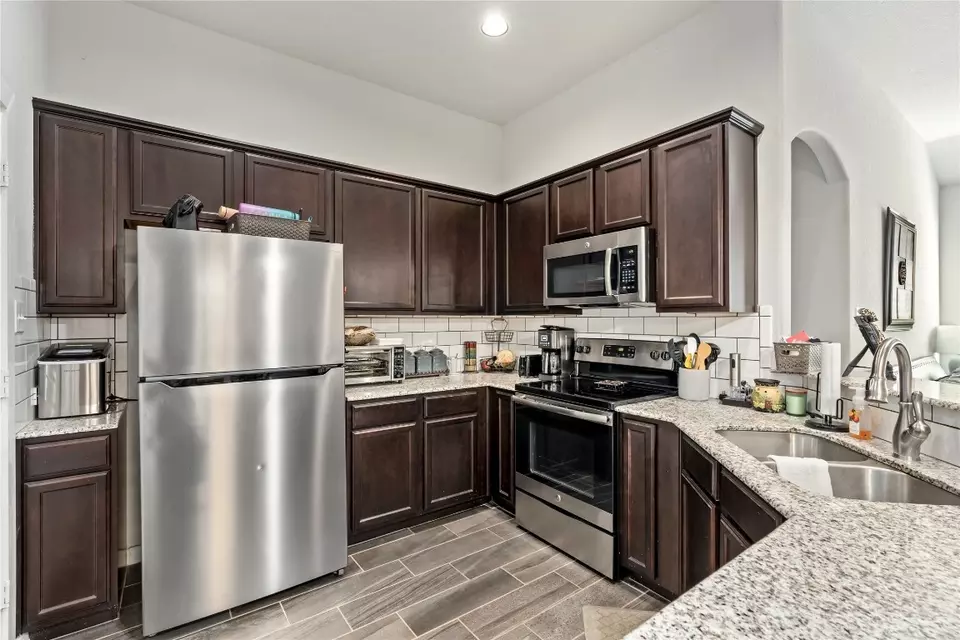 Kitchen - 334-338 Creekside Curve Curv, New Braunfels, TX 78130 photo 4 of 5