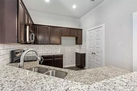 Kitchen - 334-338 Creekside Curve Curv, New Braunfels, TX 78130 photo 1 of 5