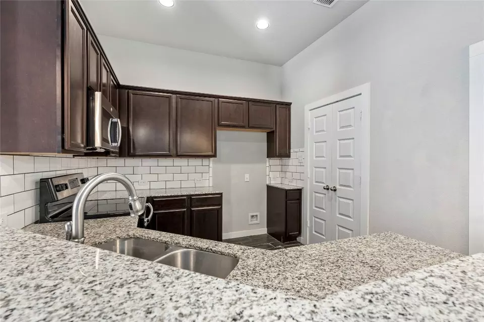Kitchen - 334-338 Creekside Curve Curv, New Braunfels, TX 78130 photo 1 of 5