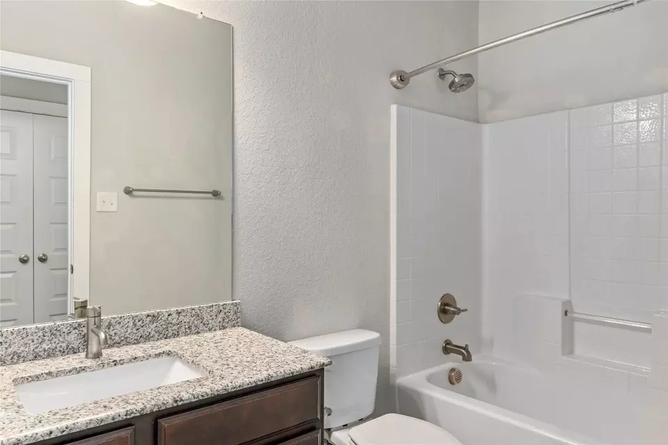 Bath - 334-338 Creekside Curve Curv, New Braunfels, TX 78130 photo 1 of 2