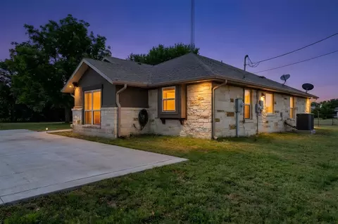 Exterior - 343 E Jackson St, Bartlett, TX 76511 photo 2 of 8