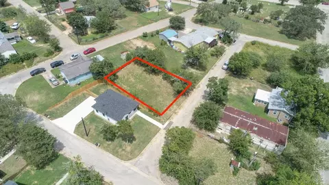 112 Field St, Luling, TX 78648 photo 3