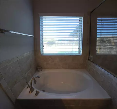 Bath - 129 Diamondback Cv, Buda, TX 78610 photo 3 of 6