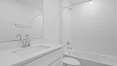 Bath - 212 Gilmer Ln, Buda, TX 78610 photo 3 of 4