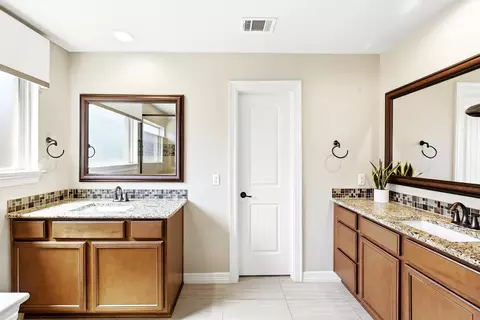 Bath - 128 Summer Pointe Dr, Buda, TX 78610 photo 2 of 5