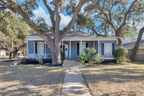 611 S Franklin St, La Grange, TX 78945