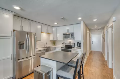 104 Cove E #207, Horseshoe Bay, TX 78657