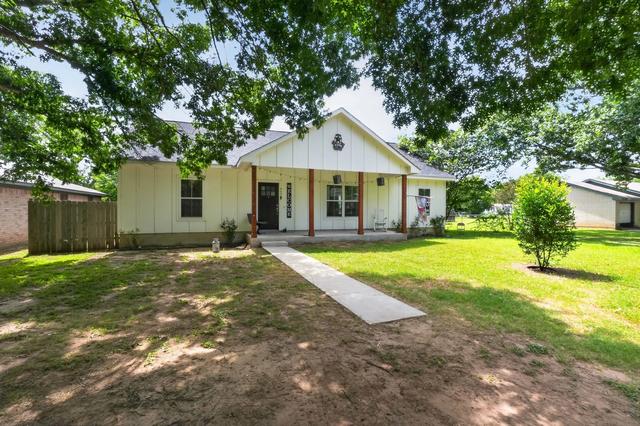 403 Lynch St, Smithville, TX 78957