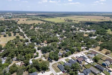 View/Area - 301 Holly Ave, Luling, TX 78648 photo 7 of 7