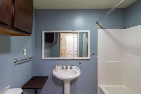 Bath - 301 Holly Ave, Luling, TX 78648 photo 1 of 1