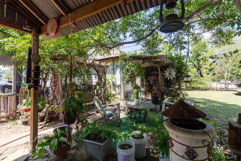 Exterior - 301 Holly Ave, Luling, TX 78648 photo 8 of 9