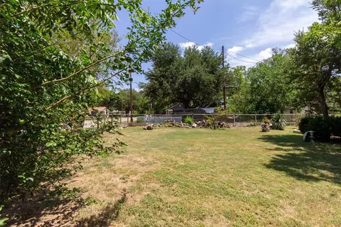 Exterior - 301 Holly Ave, Luling, TX 78648 photo 2 of 9