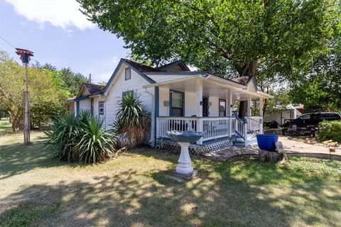 Exterior - 301 Holly Ave, Luling, TX 78648 photo 1 of 9