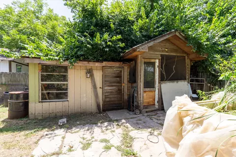 Exterior - 301 Holly Ave, Luling, TX 78648 photo 5 of 9