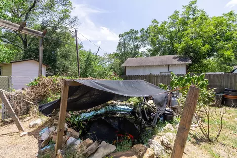 Exterior - 301 Holly Ave, Luling, TX 78648 photo 4 of 9