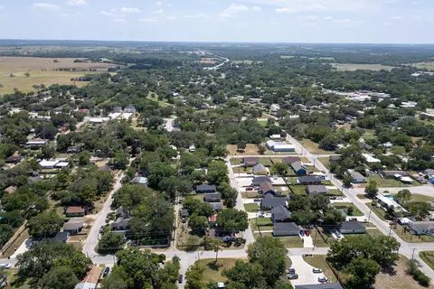 View/Area - 301 Holly Ave, Luling, TX 78648 photo 6 of 7