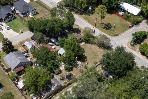 View/Area - 301 Holly Ave, Luling, TX 78648 photo 4 of 7