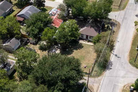 View/Area - 301 Holly Ave, Luling, TX 78648 photo 3 of 7