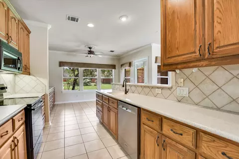 Kitchen - 200 Diamond Trl, Georgetown, TX 78633 photo 4 of 5