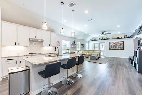 402 Pulitzer Dr, Hutto, TX 78634