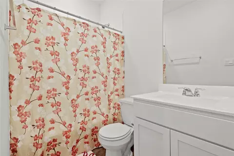 Bath - 790 Arnold Loop, Kyle, TX 78640 photo 2 of 3