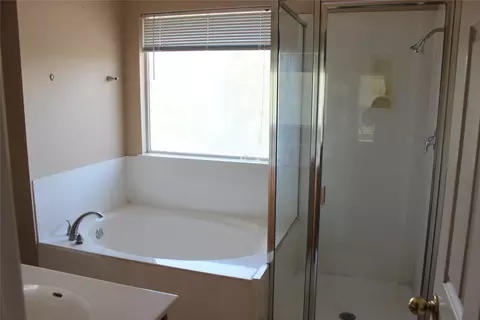 Bath - 346 Strawn, Kyle, TX 78640 photo 1 of 3