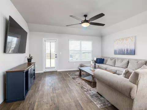 439 Hunter Loop Loop, Bertram, TX 78605 photo 5