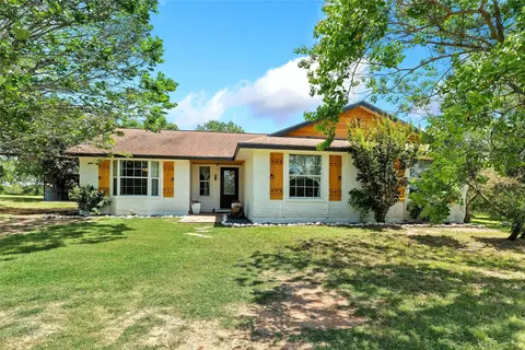 372 Hidden Oaks Dr, Elgin, TX 78621
