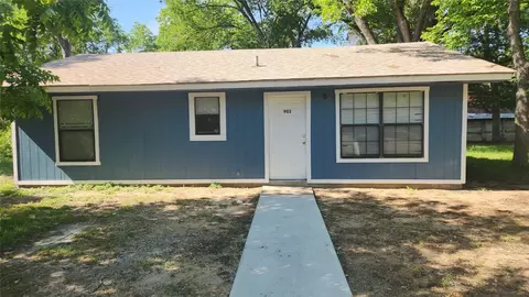 903 W 1st St, Cameron, TX 76520