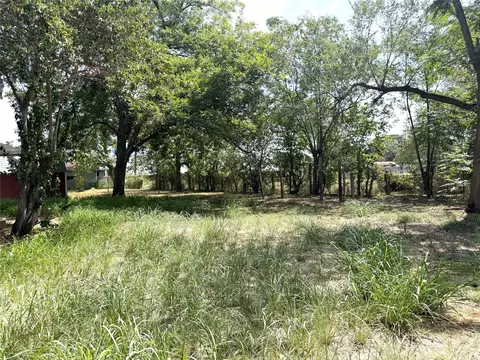Exterior - 119 Pine St, Luling, TX 78648 photo 4 of 5