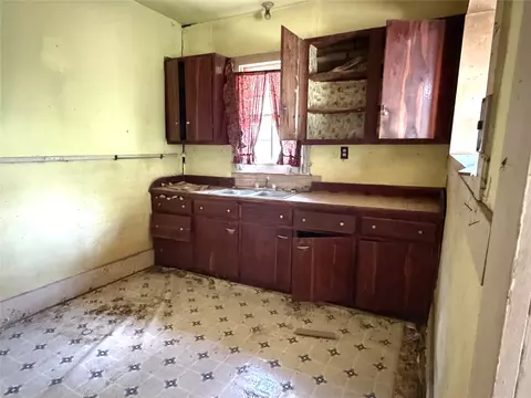 Kitchen - 119 Pine St, Luling, TX 78648 photo 1 of 2