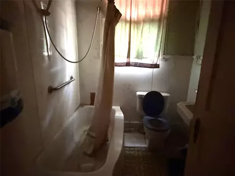 Bath - 119 Pine St, Luling, TX 78648 photo 1 of 1