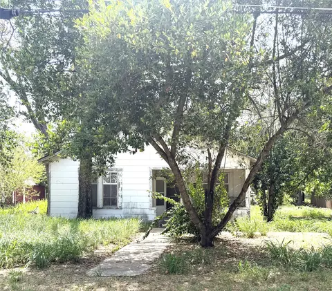 Exterior - 119 Pine St, Luling, TX 78648 photo 3 of 5