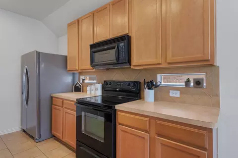 Kitchen - 2801 Kickapoo Cavern Dr, Pflugerville, TX 78660 photo 3 of 4