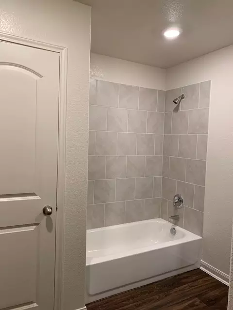 Bath - 140 Allington Cir, Jarrell, TX 76537 photo 3 of 6
