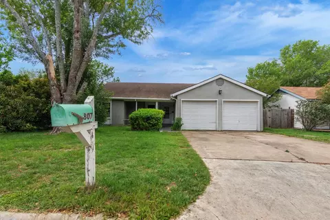 807 Travis St, Lockhart, TX 78644