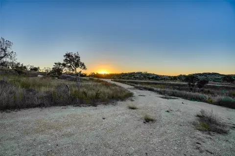 136 Falling Oak Dr, Blanco, TX 78606 photo 4