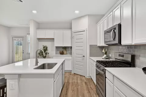 Kitchen - 143 Shawii Pass, Leander, TX 78641 photo 6 of 6