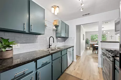 Kitchen - 3913 Leafield Dr, Austin, TX 78749 photo 4 of 4