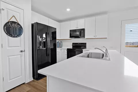 Kitchen - 584 Commander Abbott Dr, Jarrell, TX 76537 photo 2 of 4