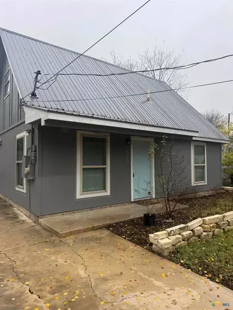 622 Trinity St, Lockhart, TX 78644
