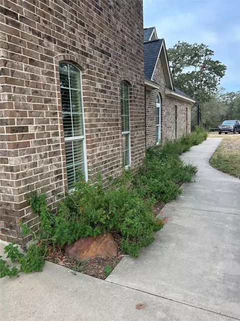 Exterior - 329 Flash Cir, Luling, TX 78648 photo 6 of 10