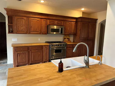 Kitchen - 329 Flash Cir, Luling, TX 78648 photo 3 of 6