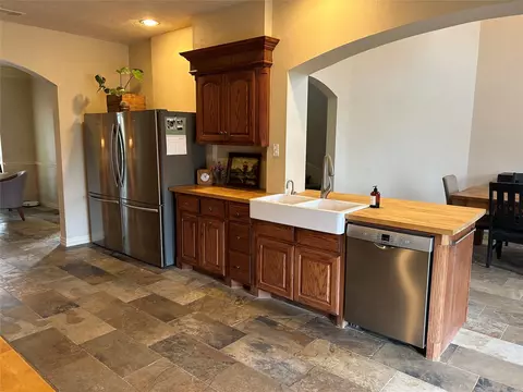 Kitchen - 329 Flash Cir, Luling, TX 78648 photo 5 of 6