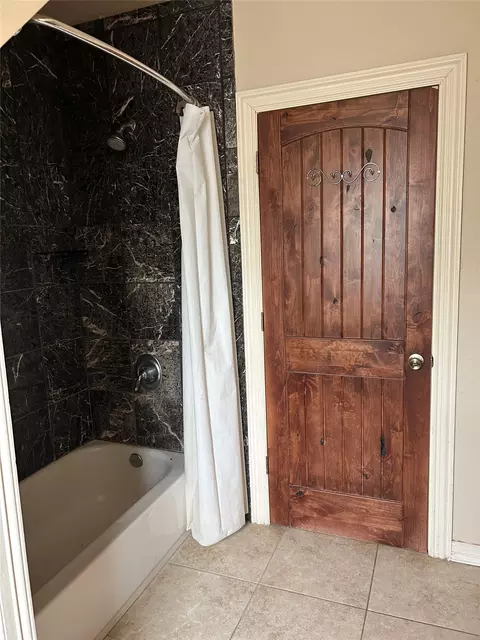 Bath - 329 Flash Cir, Luling, TX 78648 photo 2 of 2