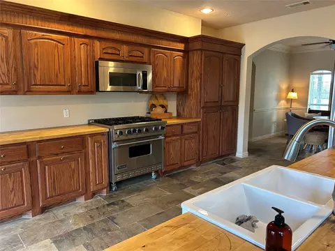 Kitchen - 329 Flash Cir, Luling, TX 78648 photo 1 of 6